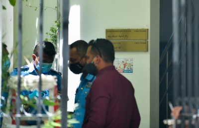 ޔޫރޯ ސްޓޯރުގެ އޮފީހުގެ ތިޖޫރީ ފަޅާލައި ގިނަ އަދަދެއްގެ ފައިސާ ވަގަށް ނަގައިފި