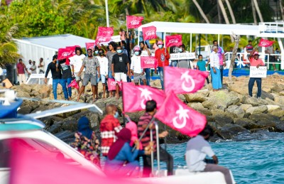 ޔާމީން ދޫކޮށްލަން ގޮވާލައި އިދިކޮޅުން ކަނޑުމަތީގައި މުޒާހަރާކޮށްފި