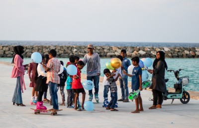 ފޮޓޯ ސްޓޯރީ: ބަނދަރާ އެކު މި ރަށުން އެހެން މަންޒަރެއް