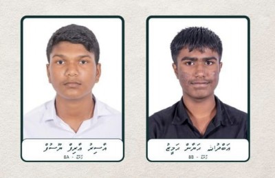 ނައިފަރުގެ މިސްކިތެއްގައި ދެ ކުދިން އިމާމުވެ ތަރާވީސް ނަމާދުކުރަނީ