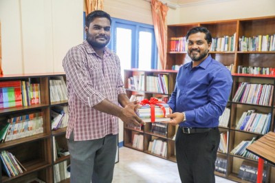ގައުމީ ބޭންކުން މާއެނބޫދޫ ސްކޫލަށް ހަދިޔާއަކަށް ލައިބްރަރީއެއް