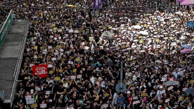 ހޮންކޮންގައި ފުލުހުންގެ އަނިޔާއާ ދެކޮޅަށް އެތައް ހާސް މީހުން މުޒާހަރާ ކުރަނީ