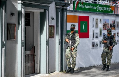 އިންޑިއާ ހައި ކޮމިޝަނުގެ ބޭރުގައި ސިފައިން ހަތިޔާރާ އެކު ސެކިއުރިޓީ ބަލަހައްޓަނީ