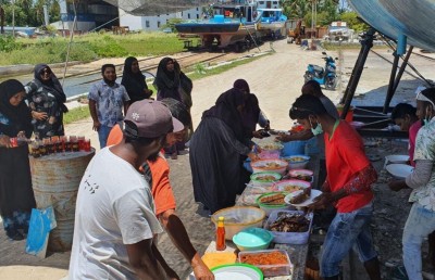 ފަރަށް އެރި ވަންދޫ ދޯނި މަރާމާތު ކުރާއިރު ކެއުން އަތޮޅުގެ އަންހެނުންގެ ފަރާތުން!