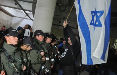 އިޒްރޭލުގެ ދިފާއީ ވަޒީރު ވަކިކުރުމުން މުޒާހަރާ ހޫނުވެއްޖެ