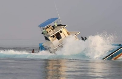 ފަރަށް އެރި ވަންދޫ ދޯނި މަރާމާތު ކުރާއިރު ކެއުން އަތޮޅުގެ އަންހެނުންގެ ފަރާތުން!