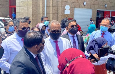 ހައި ކޯޓުގެ ކުރީގެ އިސް ފަނޑިޔާރު ޝުޖާއު އިދިކޮޅުގެ ވަކީލުންގެ ޓީމާ ގުޅިވަޑައިގެންފި
