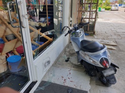 މީހަކު ދުއްވި ސައިކަލެއް ފިހާރައެއްގެ ބިއްލޫރިގަނޑަށް އަރައިފި