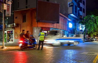 ބާރަށް ދުއްވި ސައިކަލެއް މަޑުކުރަން އެންގުމުން ފިލަން އުޅެނިކޮށް ދެ ސައިކަލްގައި ޖެހި އެކްސިޑެންޓް ވެއްޖެ