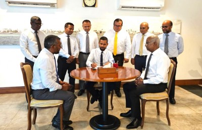 މެމްބަރު އަލީ ހަމީދު ޖޭޕީން ވަކިވެ އެމްޑީޕީއަށް ސޮއިކުރައްވައިފި