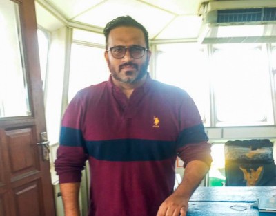 އަދީބު ފިލައިގެން އިންޑިއާއަށް އެތެރެވާން އުޅެނިކޮށް އަތުލައިގެންފި