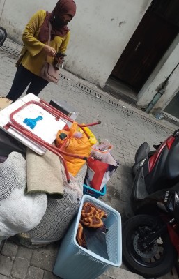 ދެ ދަރިންނާ އެކު ގެއިން ނެރެލި އަންހެނަކަށް އެހީ ހޯދަނީ