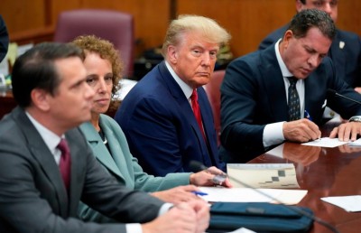 ޓްރަމްޕުގެ މައްޗަށް 34 ދައުވާ؛ ހުރިހާ ދައުވާއަކަށް އިންކާރު