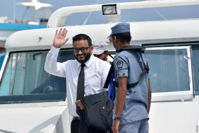 އަދީބު އަދި ނުގެނެވޭ، ހުންނެވީ ކަނޑުމަތީގައި
