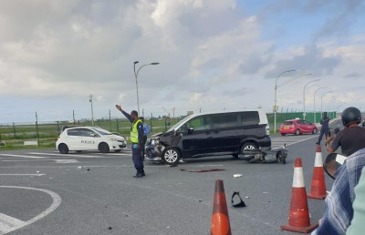 ބްރިޖުގެ ލައިޓަށް މަޑުނުކޮށް ދިޔަ ސައިކަލެއް އެކްސިޑެންޓުވެ، ތިން މީހަކަށް ފަރުވާ ދެނީ