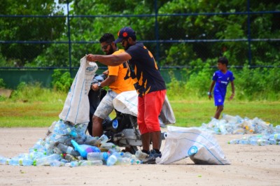 އީދުގައި ހެނބަދޫއިން ތަފާތު ކުޅިވަރެއް، ޕްލާސްޓިކް ފުޅި ހޮވުން!