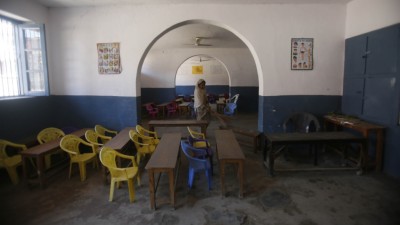 ކަޝްމީރުގެ ސްކޫލުތައް ހުޅުވައިފި، ނަމަވެސް ދަރިވަރުން ގޭގައި