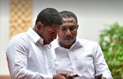 މަހުލޫފަށް، އާޒިމް ރައްދުދެއްވައިފި