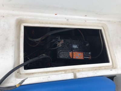 ލޯންޗެއްގެ ބެޓެރި ގޮވައި ދެ މީހަކު ފިހިއްޖެ