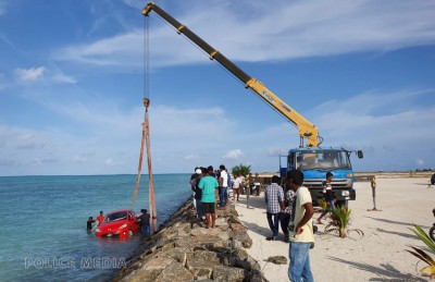 ކާރެއް ކޮންޓްރޯލް ނުވެގޮސް މޫދަށް ވެއްޓިއްޖެ