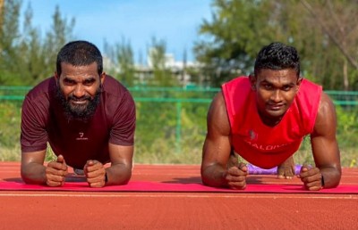 ފުޓްބޯޅަ ކުޅުންތެރިން ދުވާ ޓްރެކަށް: އެންމެ ކުރީގައި ދަގަނޑޭ