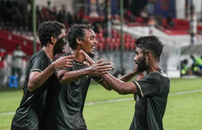 ފަހު ހާފުގައި ޖެހި ގޯލުތަކުން އީގަލްސް އިން ސަސް ބަލިކޮށްފި