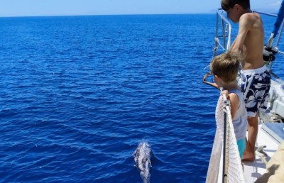 ގެ ވިއްކާލައި ތިން ދަރިންނާ އެކު ޔޮޓެއްގައި ކަނޑުމަތީގައި