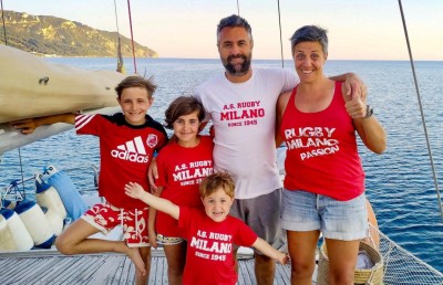 ގެ ވިއްކާލައި ތިން ދަރިންނާ އެކު ޔޮޓެއްގައި ކަނޑުމަތީގައި