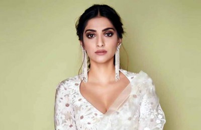 ރަސްގެފާނު ޗާލްސް ތަހުތުގައި ވެޑުވުމުގެ ރަސްމިއްޔާތުގައި ސޯނަމް ކަޕޫރުގެ ހުށަހެޅުމެއް