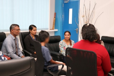 އަލިފާނުގެ އަސަރުކުރި ދަރިވަރުންނަށް ފޮތާއި ޔުނީފޯމްއާއި އެހެނިހެން އެހީ ދޭން ފަށައިފި