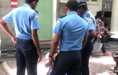 ރައީސް އޮފީސް ކުރިމަތީ އިހުތިޖާޖު ކުރި މީހަކު ފުލުހުންގެ ބެލުމަށް ދަށަށް