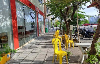 ހުޅުމާލޭގެ ކެފޭތަކުގެ ޕޭވްމަންޓްމަތިން ގޮނޑި އާއި މޭޒުތައް ނަގަން އަންގައިފި