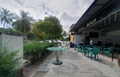 ހުޅުމާލޭގެ ކެފޭތަކުގެ ޕޭވްމަންޓްމަތިން ގޮނޑި އާއި މޭޒުތައް ނަގަން އަންގައިފި