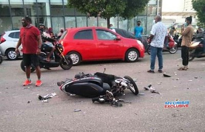 އެކްސިޑެންޓުގައި ޓްރަކް ދަށަށް ސައިކަލް، އެކަމަކު ދުއްވި މީހުން ސަލާމަތްވި