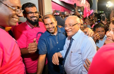 އެމްއާރުއެމްގެ އިސް ބޭފުޅުންތަކެއް ޕާޓީން ވަކިވެ ސަރުކާރު ފަޅިއަށް