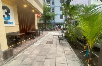 ހުޅުމާލޭގެ ކެފޭތަކުގެ ޕޭވްމަންޓްމަތިން ގޮނޑި އާއި މޭޒުތައް ނަގަން އަންގައިފި