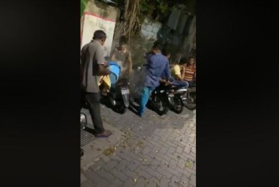 ބިދޭސީ ގަޔަށް ފެން ބާލިދީ ޖެހި ވީޑިއޯއިން ފެންނަ މީހުން ހޯދަނީ