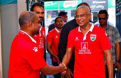 ކަންބޮޑުވުންތައް ހިފައިގެން ފުޓްބޯޅަ ކޯޗުން ރައީސްއާ ބައްދަލުކުރަނީ