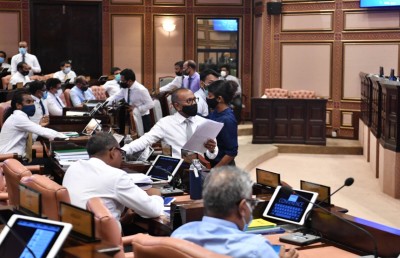 މަޖިލީހުގައި ސިޔާސީ ޕާޓީތައް ވަކިން ތިބެން މަޝްވަރާކޮށްފި