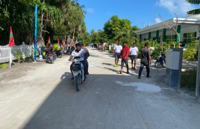 ފަހަތަށް ދުއްވި ކާރެއް ކުއްޖެއްގެ ގައިމަތިން!