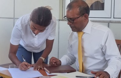 މެމްބަރުންތަކެއް ޕާޓީން ވަކިކުރަން ނަޝީދު ސޮއިކުރުވި މައްސަލަ އޮޅުންފިލުވަނީ