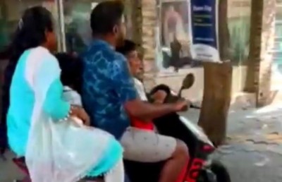 ހަތަރު މީހުން އެއް ސައިކަލެއްގައި މަޖީދީމަގުން ދަނިކޮށް ހުއްޓުވައިފި