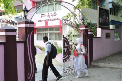 ޓީޗަރަކު އަންހެން ދަރިވަރުންތަކަކަށް ޖިންސީ ގޯނާ ކުރި މައްސަލައެއް ފެންމަތިވެއްޖެ