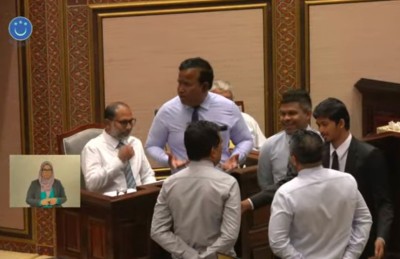 އިމްރާން ވަށާލައި އިހުތިޖާޖުކުރާތީ އިދިކޮޅު ތިން މެމްބަރުންގެ ނަން އިއްވައި ތަޅުމުން ނެރެފި