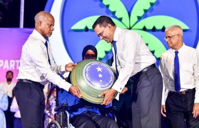 "އުޖާލާ ޒަމާން" ސްލޯގަންއާ އެކު ނާޒިމަށް އެމްއެންޕީގެ ރިޔާސީ ޓިކެޓް ހަވާލުކޮށްފި
