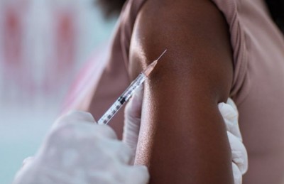 ވޮލަންޓިއަރަކު ބަލިވުމާ ގުޅިގެން ޖޯންސަންގެ ވެކްސިން މަޑުޖައްސާލައިފި