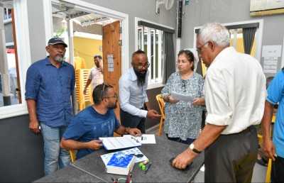 އެމްޑީޕީގެ ސްލޮޓުގައި ސިޔާސީ މަގާމްތަކުގައި ތިބެ ޑިމޮކްރެޓްސް އަށް ސޮއިކުރުމުން މަގާމުން ވަކިކޮށްފި