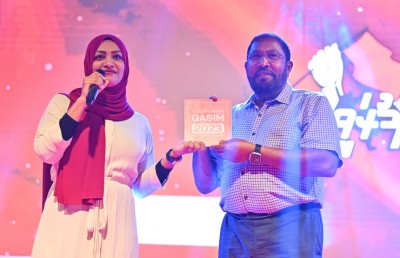 ތިބޭނީ ޒުވާނުންނާ އެކު، ހާސްކަނޑާލާ: ގާސިމް