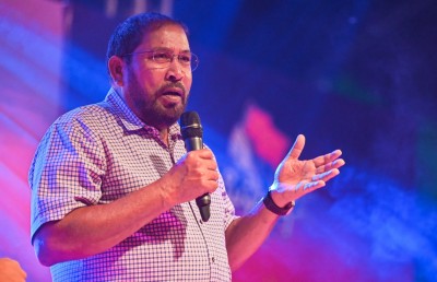 ތިބޭނީ ޒުވާނުންނާ އެކު، ހާސްކަނޑާލާ: ގާސިމް