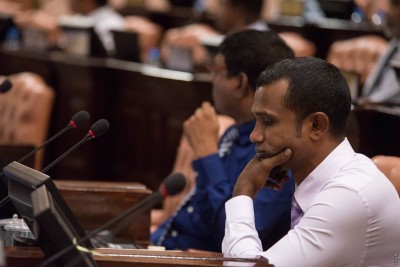މަޖިލީހުގައި ކަށިގަނޑު ނުފުމޭނެކަމަށް 100 ފަހަރު ލިޔަން ތޯރިގަށް އަންގައިފި